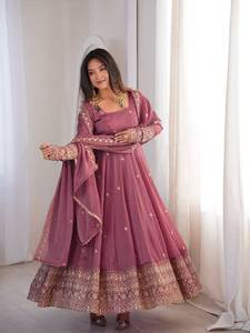 Robe Anarkali Traditionnelle Rouge Brodé pour Femme, Coupe Ample Longue, Style Indien et Pakistanais, Idéale pour Mariage - Product Image 3