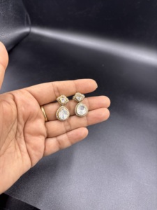 Boucles d'oreilles clous rondes plaquées or 18 carats pour femmes, design goutte d'eau serti clos, pour occasions de mariage, par Amaira Jewels - Product Image 5