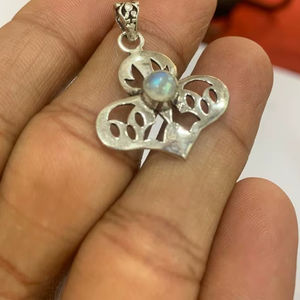 Pendentifs Papillon Faits Main par un Artiste, en Argent Allemand Massif avec Pendentif Rond Élégant en Pierre de Lune, Nouvelle Pierre Précieuse en Pierre de Lune Fine - Product Image 1