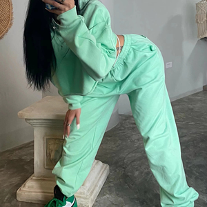 Conjunto de Sudadera Corta con Cremallera y Pantalones Ajustados, Ropa Deportiva Personalizada de Estilo Urbano Vintage para Mujer - Product Image 1