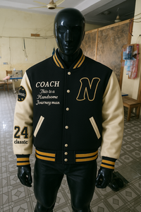 Blouson universitaire tendance noir et crème avec lettres personnalisées et écussons brodés - Unisexe, style Letterman pour la mode - Product Image 4