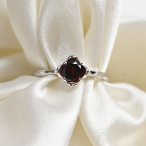 Bague de fiançailles et de mariage classique en argent sterling 925 avec grenat rouge et serti à griffes, motif floral - Cadeau pierre de naissance de janvier pour elle - Product Image 1
