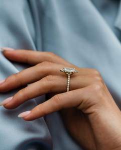 Anillo de Compromiso de Alta Demanda con Halo de Diamantes de Corte Esmeralda Cultivados en Laboratorio de 2.70 CTW, Oro Sólido de 14K, Joyería Fina de Lujo para Novias - Product Image 4