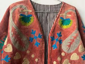 Veste en velours brodée Suzani faite à la main, veste Suzani, veste d'hiver, manteau pour femme, manteau court en tissu - Product Image 3