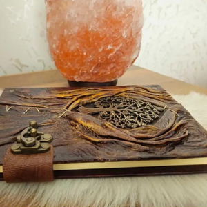 Carnet en cuir miniature artisanal de qualité supérieure, design artistique 3D en relief Arbre de Vie, écologique, spirale, papier A5, compatible crayon, cadeau - Product Image 3