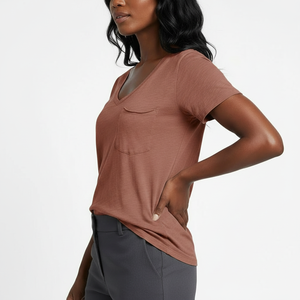 T-shirt pour femme à col en V avec poche, manches courtes, en coton doux, poche plaquée sur la poitrine, coupe décontractée, personnalisable OEM, vente en gros, usine du Pakistan - Product Image 3