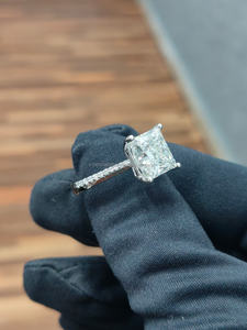 Anillo de Diamantes Corte Princesa en Oro Blanco con Piedras Laterales, Elegante Anillo de Compromiso y Boda para Mujer, Diseño Clásico de Joyería Fina - Product Image 2