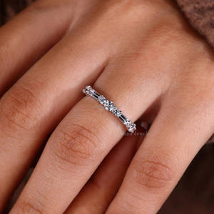 Anillo de compromiso y aniversario de boda de oro macizo de 14K con diamante cultivado en laboratorio de corte baguette, banda apilable de oro amarillo con pavé, regalo perfecto - Product Image 1