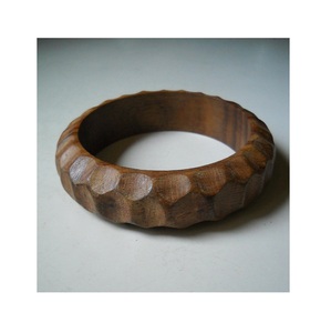 Bracelet en bois naturel classique, bracelet en bois élégant pour femmes, bijoux écologiques pour une utilisation décontractée et festive - Product Image 3
