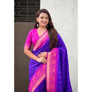 ชุดราตรีผ้าไหมเนื้อนุ่มสีม่วง ปักด้วยไหมซารีแบบแพทอลา พร้อมลายทอแบบแบนดานีที่ตัดกัน - Product Image 5