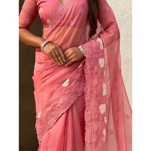 Sari de Seda Pura Chanda Kora Hecho a Mano con Bordado Floral, Apliques Buttis, Borde Calado, Silueta Recta, Estampado Floral en Chifón - Product Image 1