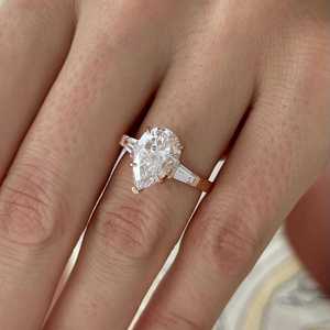 Bague à trois pierres en diamant de laboratoire taille poire 3 carats E VVS2, bague à trois pierres taille poire et baguette, bague trilogie en or rose, certifiée IGI - Product Image 2