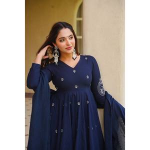 Robe Anarkali en soie romaine richement brodée pour femmes - Product Image 2