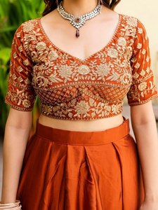 Conjunto de Lehenga Choli de Seda Bordada en Naranja con Dupatta, Traje Tradicional Indio para Bodas para Mujer - Product Image 5