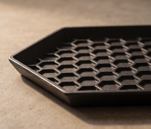 Plateau de service hexagonal en aluminium coulé noir, design nid d'abeille, directement de l'usine, pour présentation alimentaire, vaisselle de restaurant - Product Image 2