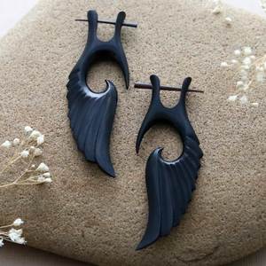 Boucles d'oreilles vintage en corne de buffle, bijoux tribaux faits à la main, accessoire de mode bohème élégant pour femmes, finition artistique - Product Image 1