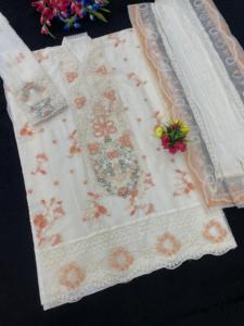 ชุดสูทผ้าชีฟองหนานุ่มสไตล์ปากีสถาน ปักลายหรูหรา ประดับด้วยงานปักเลื่อมแบบ Khatli พร้อมกางเกงผ้าซันตูน และผ้าคลุมไหล่ผ้าชีฟอง - Product Image 6