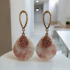 Boucles d'oreilles créoles rondes en résine, créatives, torsadées, grandes et exagérées - Product Image 1