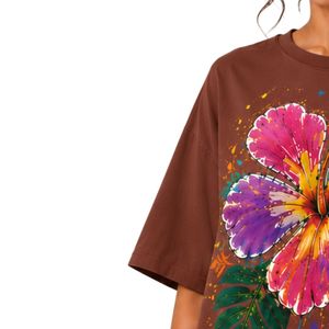 เสื้อยืดโอเวอร์ไซส์สีน้ำตาลช็อกโกแลตสำหรับผู้หญิง พิมพ์ลายดอกชบาสีสันสดใส เสื้อยืดลำลองผ้าฝ้ายสำหรับฤดูร้อน รับผลิตแบบ OEM ODM - Product Image 3