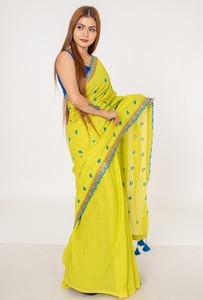 Sari de Algodón Amarillo con Estampado de Corazones Azules y Borlas, Traje Tradicional Indio para Bodas, Largo hasta el Suelo, Corte Regular, Estilo Bollywood - Product Image 4