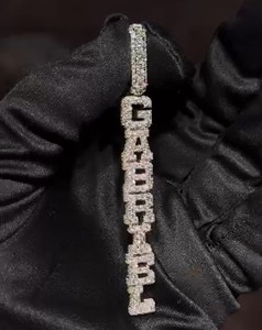 จี้เพชรโมอิสซาไนต์แบบฮิปฮอป จี้เพชรโมอิสซาไนต์แบบสั่งทำแนวตั้ง ประดับเพชรเต็มตัว จี้ตัวอักษรเงินแท้ 925 - Product Image 1