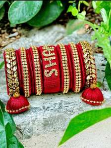 Ensemble de bracelets traditionnels marron et or avec élégantes breloques suspendues Latkan Jhumki et perles blanches complexes - Product Image 3