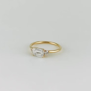 Anillo de compromiso minimalista de oro con moissanita de corte esmeralda y tres piedras, anillo de promesa delicado con piedras laterales redondas - Product Image 6
