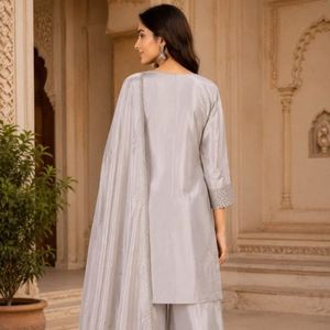 Conjunto de traje bordado con cuentas de seda PUC premium con pantalón y dupatta a juego, precio al por mayor de Royal Exports - Product Image 2