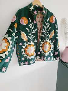 Chaqueta de Mujer con Bordado Suzani Colorido de Estilo Boho Único, Inspirada en el Arte Tradicional, Abrigo de Invierno con Diseño Vibrante, Blazer para Mujer - Product Image 4