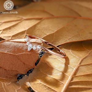 Bague Classique Femme Charm Jewells en Moissanite Taille Coussin Trois Pierres Plaqué Or 18K Sertissage à Griffes Certifiée IGI - Product Image 4