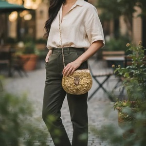 Bolso de mano de lujo dorado con grabado floral vintage hecho a mano de God Grace Craft, con correa de cadena para fiesta nupcial - Product Image 4