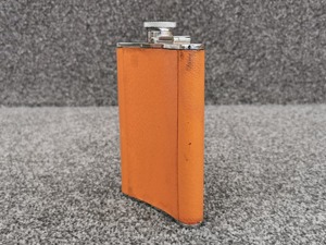 กระติกน้ำหนังหุ้มหนัง ดีไซน์ทันสมัย ทำจากโลหะ เหมาะสำหรับใส่เหล้าวิสกี้ ใช้ได้ทั้งกิจกรรมกลางแจ้ง และใช้เป็นภาชนะบรรจุน้ำฉุกเฉินในปริมาณน้อย - Product Image 4