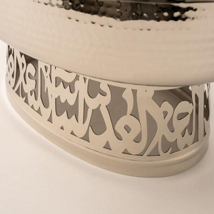 Plat à chafing dish élégant en argent martelé avec support à découpes arabes, idéal pour servir avec style lors de mariages - Product Image 5