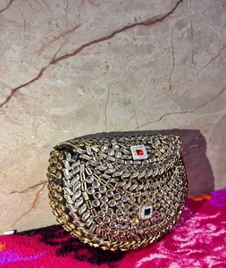 Magnifique pochette en résine Kundan avec bordure en métal, pochette pour femme pour soirée, de f s international - Product Image 3