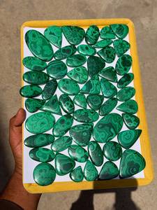 Pierre précieuse de malachite naturelle de qualité supérieure avec bandes vertes pour la fabrication de bijoux, perles, cabochons et artisanat, disponible à la vente - Product Image 6