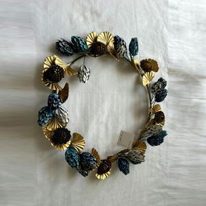Corona festiva de metal para las fiestas con hojas de ginkgo doradas y piñas azules vibrantes, elegante decoración para la puerta principal en invierno - Product Image 3
