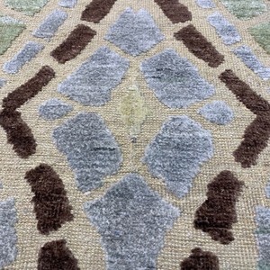 Tapis moderne abstrait en mosaïque noué à la main, motif géométrique vert et bleu, en verre teinté, laine et soie, avec franges - Product Image 6