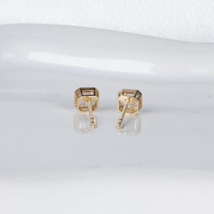 ต่างหูเพชรทรง Asscher ขนาด 1.01 กะรัต ผลิตในห้องปฏิบัติการ ประดับขอบแบบ Bezel ตัวเรือนทองคำ 18K เหมาะสำหรับโอกาสพิเศษ งานฉลองครบรอบ สำหรับคู่รัก - Product Image 6