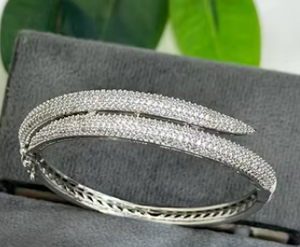 Bracelet de créateur fantaisie avec finition blanche pierres scintillantes AD pour filles Bracelet à breloques en laiton à la mode avec zircon étincelant - Product Image 2