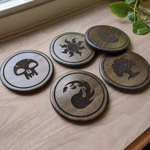 Juego de Posavasos de Madera con Símbolo de Magia Grabado con Láser, Posavasos Redondos de Madera Oscura para Bebidas, Tazas de Café, Protector de Superficie de Mesa - Product Image 1