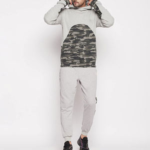 Chándal de Maternidad Premium para Hombre |   Conjunto Deportivo con Paneles de Camuflaje Gris Ártico |   Conjunto Deportivo Urbano con Capucha para Entrenamiento en Gimnasio - Product Image 2