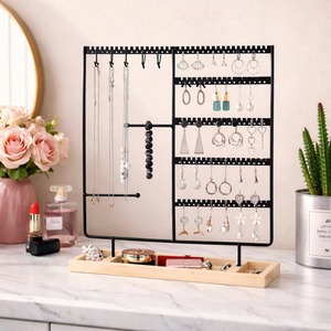 Support de présentation de bijoux pour l'organisation de la maison avec plateau en bois pour boucles d'oreilles, colliers, bagues et rangement d'accessoires, provenant d'Inde - Product Image 1