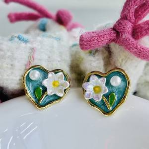 Boucles d'oreilles en argent pur, tendance automne-hiver, polyvalentes, fraîches, style goutte d'eau, perles françaises, bijoux simples en forme de fleur - Product Image 1
