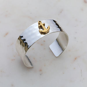 Bracelet manchette en argent martelé fait main avec breloque ancre en laiton doré – Bracelet jonc bicolore nautique pour femme - Product Image 6