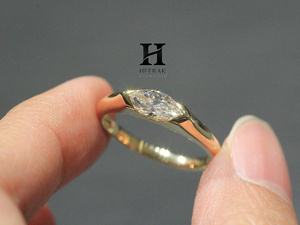 Anillo de compromiso minimalista de oro de 14K con diamante de laboratorio de corte marquesa de lujo oriental-oeste, engaste de bisel, joyería solitaria moderna - Product Image 6