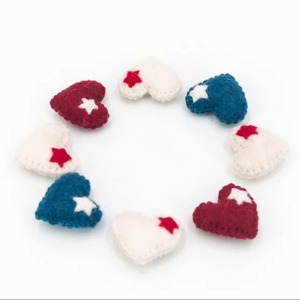 Decoraciones de Corazón de Fieltro Hechas a Mano para el 4 de Julio, Adornos Patrióticos Americanos Rojos, Blancos y Azules, Regalos de Comercio Justo Hechos en Nepal - Product Image 1