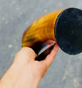 Mug traditionnel en corne naturelle pour l'ours par Crescent Crafts - Product Image 2