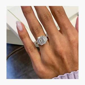 Anillo de Tres Piedras de Moissanita Brillante de 5 Quilates con Corte Radiante, Plata 925 Original Chapada en Oro, Joyería para Mujer, Regalo para Bodas y Fiestas, para Amigas - Product Image 2