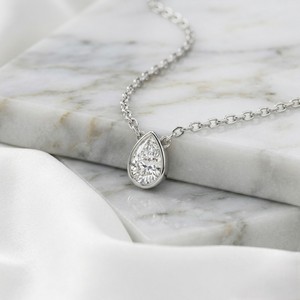 Collar Solitario para Mujer OBERON JEWELS con Diamante Cultivado en Laboratorio de 0.50CTW, Corte Pera, Engaste en Bisel, Chapado en Oro de 14K, Color E, Certificado IGI, Estilo Vintage - Product Image 3