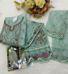 Ensemble d'hiver festif Glamour Broderie complexe et travail Khatli Organza Shalwar Kameez avec fond Santoon gracieux et Dupatta - Product Image 4